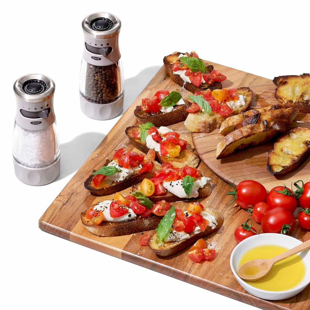 Contoured Mess-Free Pepper Grinder J3